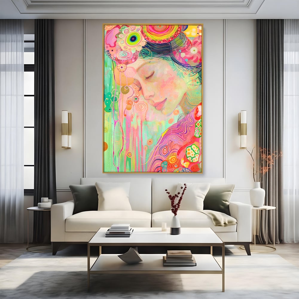 Tablou canvas cu tablou canvas cu portret de zana, in rama de aluminiu auriu, pe perete intr-un living